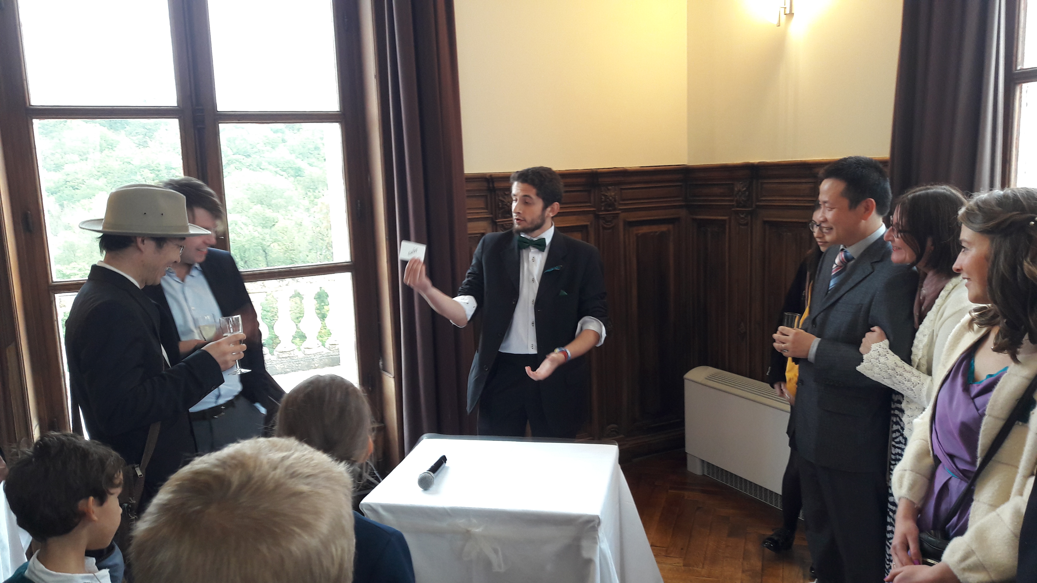 Vincent Rosset, magicien, en plein spectacle de magie